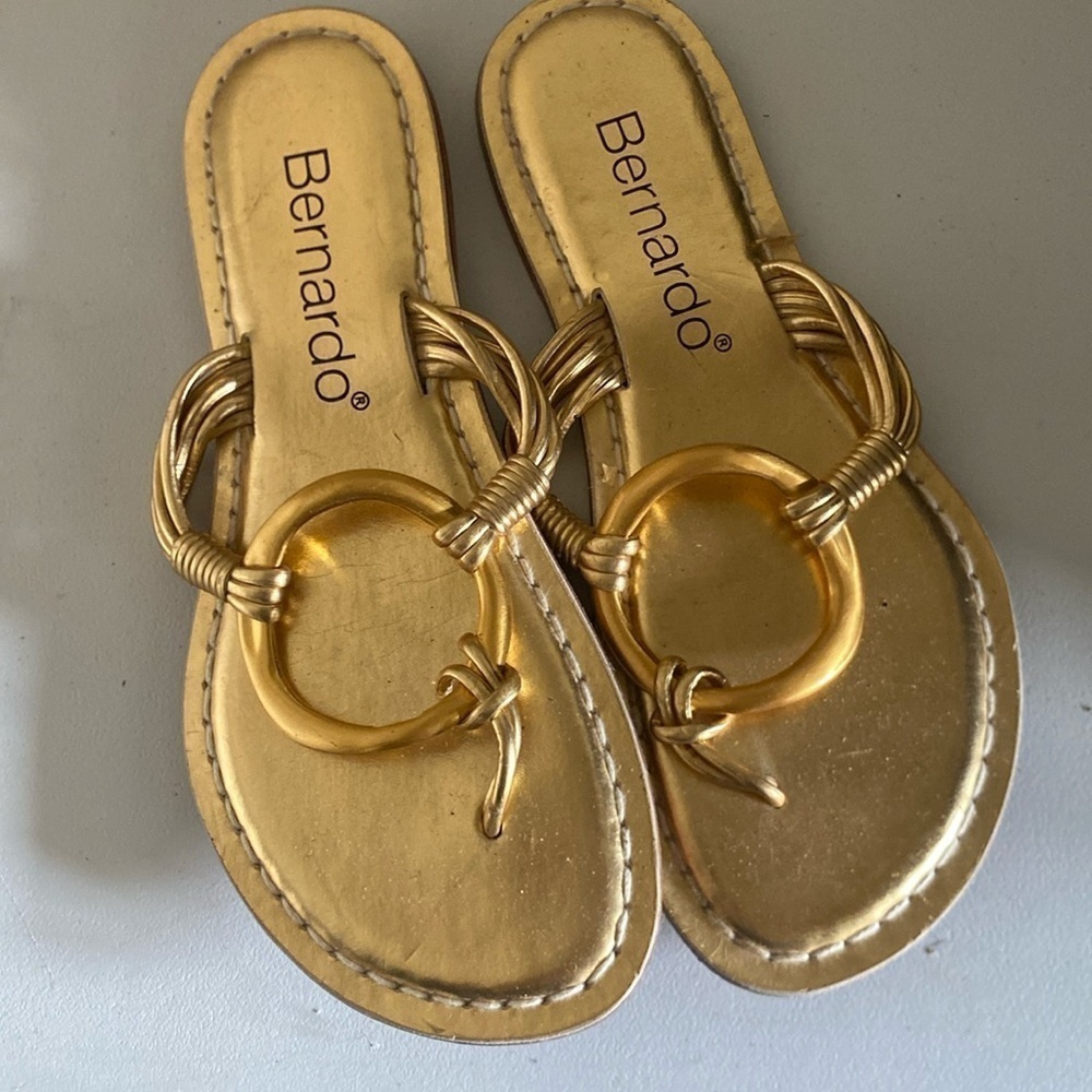 Bernardo Leather gold ring thong sz 6